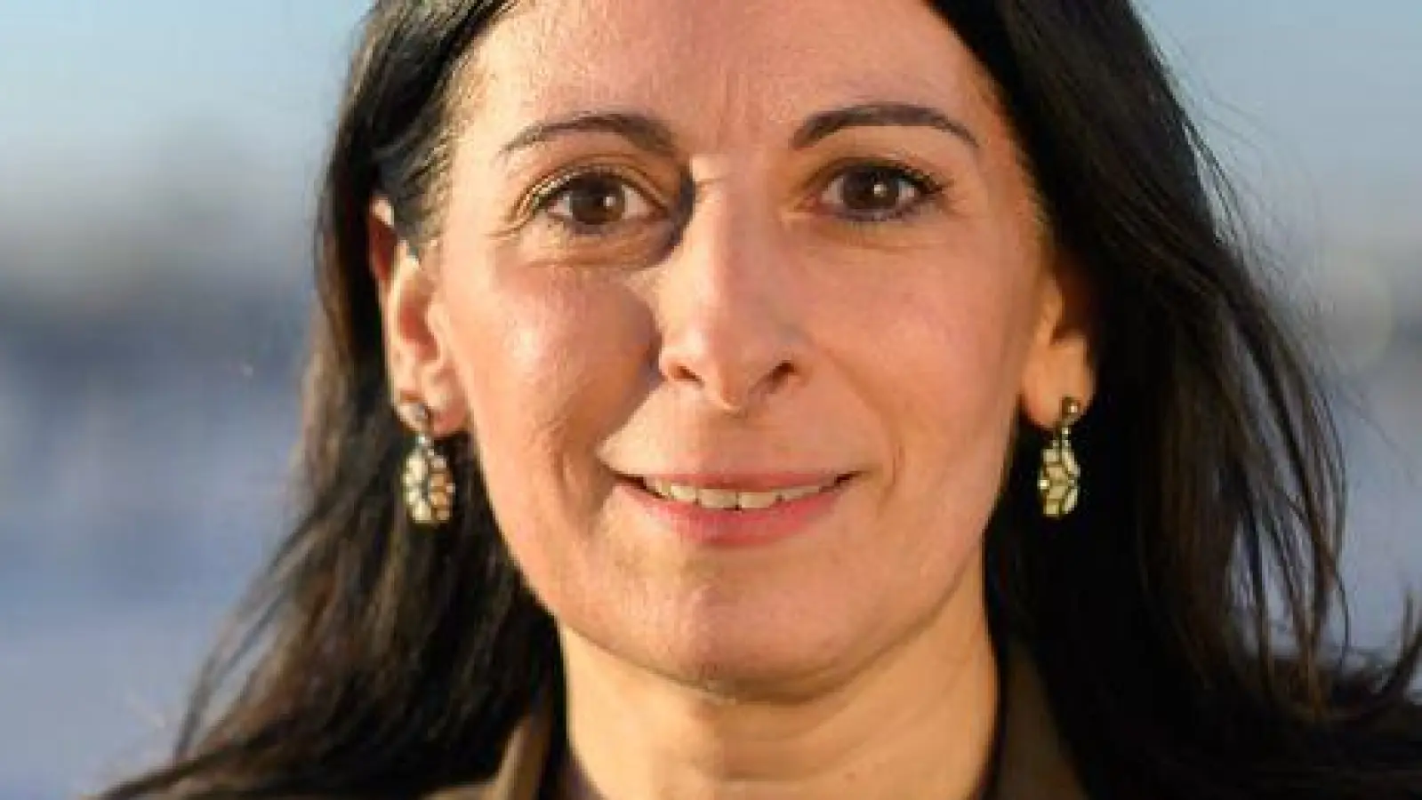 VW-Betriebsratschefin vor der Skyline des Wolfsburger VW-Werks. Von hier sollen künftig wieder mehr zentrale Ansagen kommen, fordert sie. (Foto: Julian Stratenschulte/dpa)