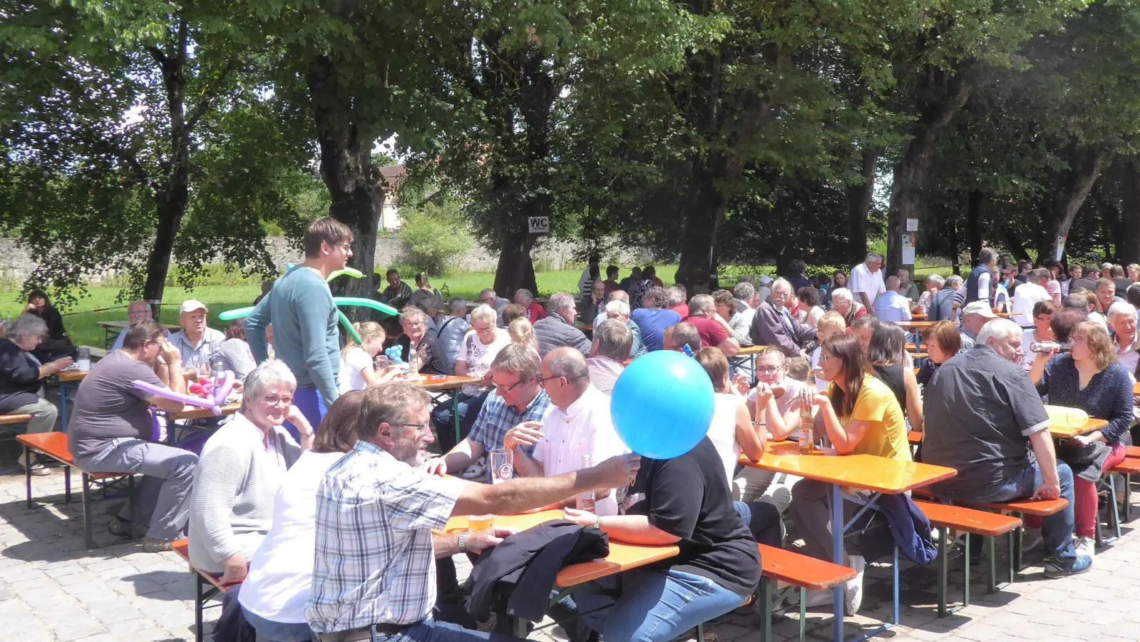 Das beliebte Schwaninger Pflasterfest im ehemaligen Schlossbereich zog stets bis zu 2000 Besuchende an. In diesem Jahr pausiert die Veranstaltung wegen paralleler Jubiläumsfeiern. Für die Auflage 2027 wird noch ein Ausrichter gesucht, da sich der TSV aus der Organisation zurückgezogen hat.<br>  (Foto: Walter Oberhäußer)