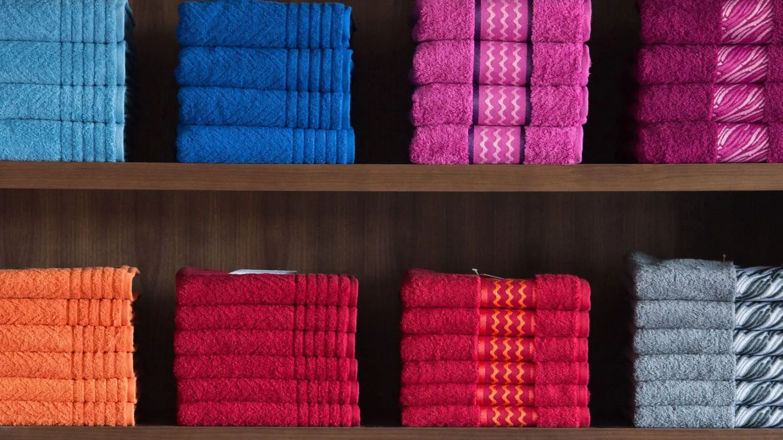 Ordnungszwänge drehen sich oft um Symmetrie und Perfektion: Betroffene verspüren enorme innere Anspannung oder befürchten sogar ein Unglück, sollten etwa Handtücher nicht perfekt gefaltet sein. (Foto: Sebastian Kahnert/dpa/dpa-tmn)