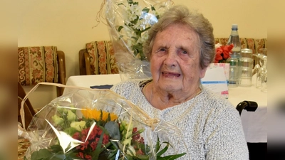 Mit ihren 101 Jahren nimmt Edith Scheuermann unter anderem noch beim Kartenspiel in der Pflege- und Betreuungseinrichtung teil. (Foto: Werner Wenk)