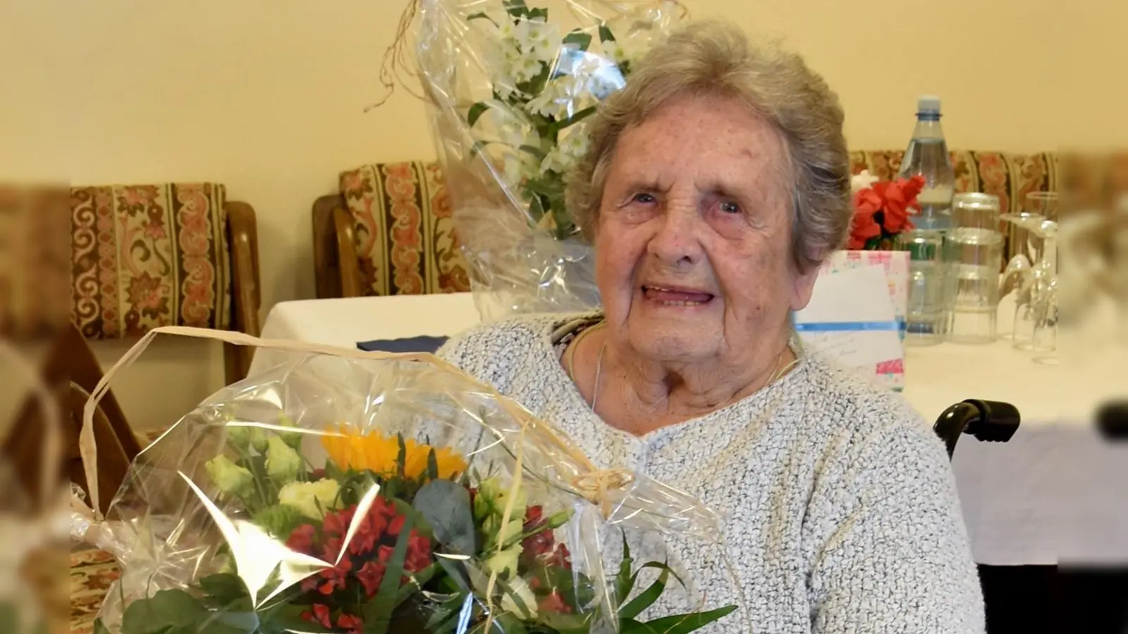 Mit ihren 101 Jahren nimmt Edith Scheuermann unter anderem noch beim Kartenspiel in der Pflege- und Betreuungseinrichtung teil. (Foto: Werner Wenk)