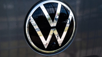 VW hat eine Reihe von Tarifverträgen gekündigt. (Archivbild) (Foto: Julian Stratenschulte/dpa)