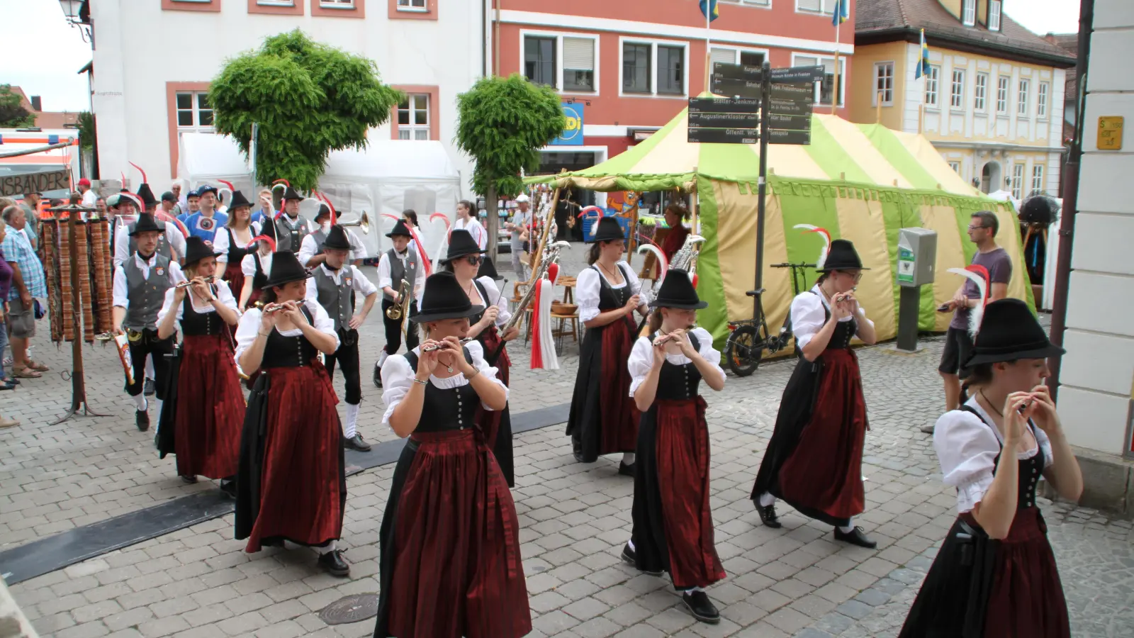 Der Spielmannszug aus dem oberbayerischen Rosenheim ist mittlerweile traditioneller Gast beim Kiliani-Altstadtfest, dessen Platzkonzert ist fester Bestandteil des Programms. (Foto: Hans-Bernd Glanz)