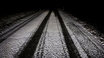 In vielen Landesteilen könnte es auf den Straßen wegen Schnee und Schneematsch rutschig werden. (Archivbild) (Foto: Karl-Josef Hildenbrand/dpa)