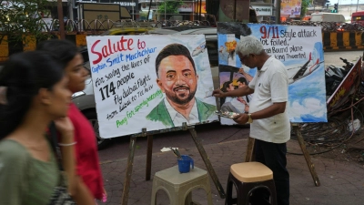 Ein Lehrer in Mumbai malt ein Porträt zu Ehren des indischen Piloten Smit Machchhar, der bei der Gewalttat verletzt wurde. (Foto: Rafiq Maqbool/AP/dpa)