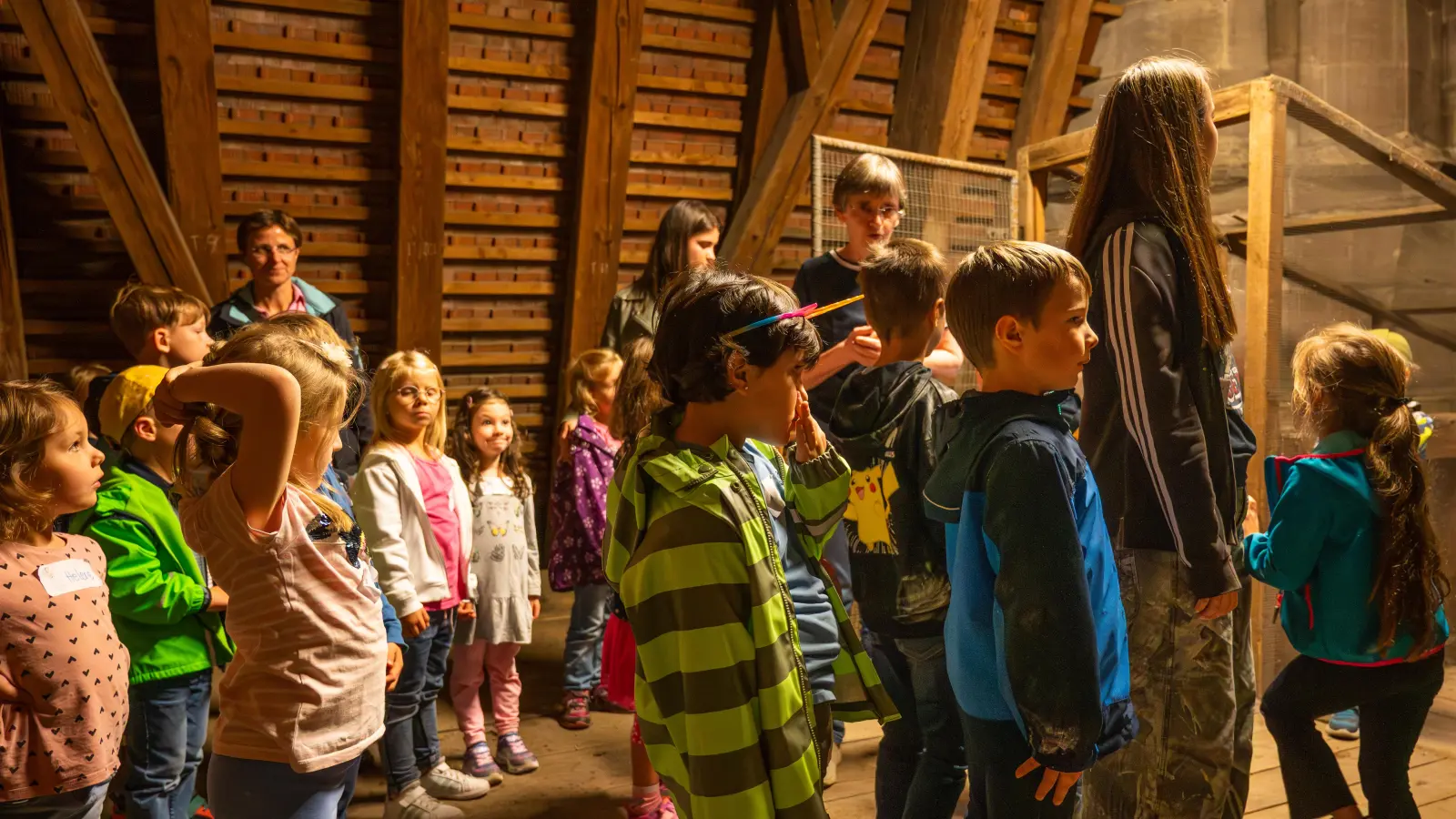 Wo kommt der Wind für die Pfeifen der Wiegleb-Orgel her? Die Workshop-Kinder erkunden es. Auf dem Dachboden der Gumbertuskirche steht die Balgstube des Instruments. (Foto: René Chlopotowski)
