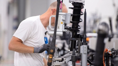 Die deutschen Arbeitskosten bleiben über dem EU-Schnitt.  (Foto: Sebastian Kahnert/dpa)