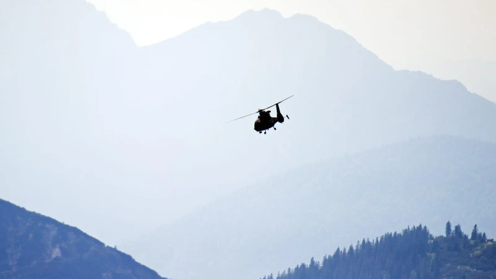 Teure Rettung in den Bergen: Bergungs- und Rettungskosten können richtig ins Geld gehen. Ob die Versicherung zahlt, hängt von einigen Faktoren ab. (Foto: Nicolas Armer/dpa/dpa-tmn)