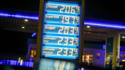 Vor allem E10 kostete am Morgen bei vielen Tankstellen weniger als 2 Euro. (Foto: Christoph Reichwein/dpa)