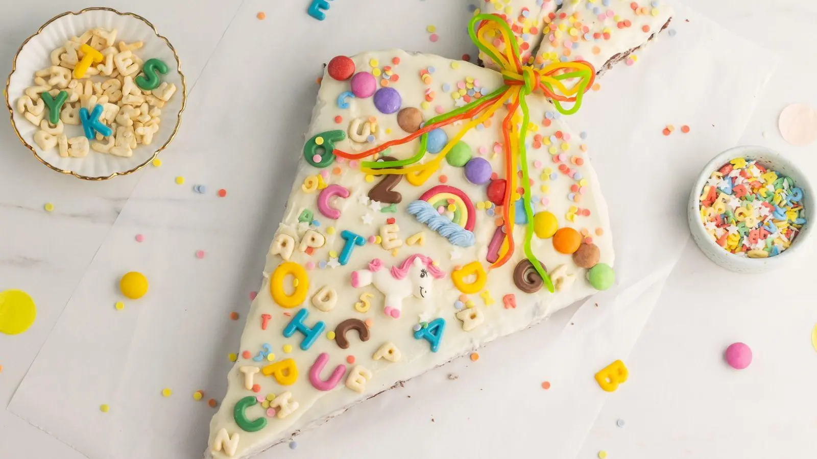 Den leckeren und bunten Schultütenkuchen gibt es neben der Schultüte am Nachmittag zur Schuleinführungsfeier.   (Foto: Kathrin Runge/backenmachtgluecklich.de/dpa-tmn)