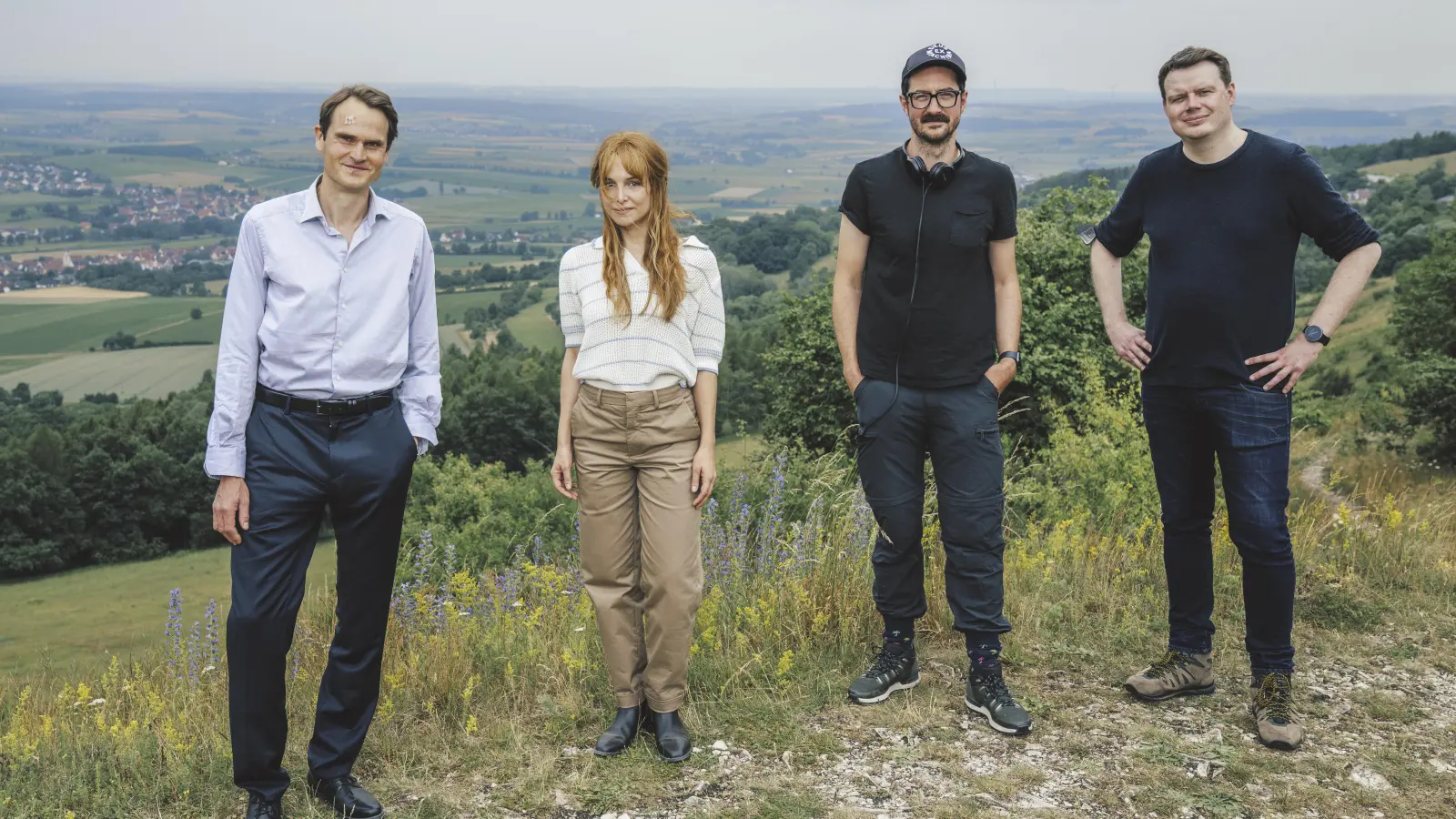 Die Schauspieler Fabian Hinrichs und Sina Martens sowie Regisseur Michael Krummenacher und Produzent Michael Polle (von links) genossen zum Drehstart den Blick vom Hesselberg. (Foto: BR/X-Filme GmbH/Hendrik Heiden)