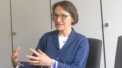 Die ÖDP-Landratskandidatin Maria Hetzel möchte den ÖPNV im Landkreis attraktiver machen und so die Nachfrage erhöhen.  (Foto: Evi Lemberger)