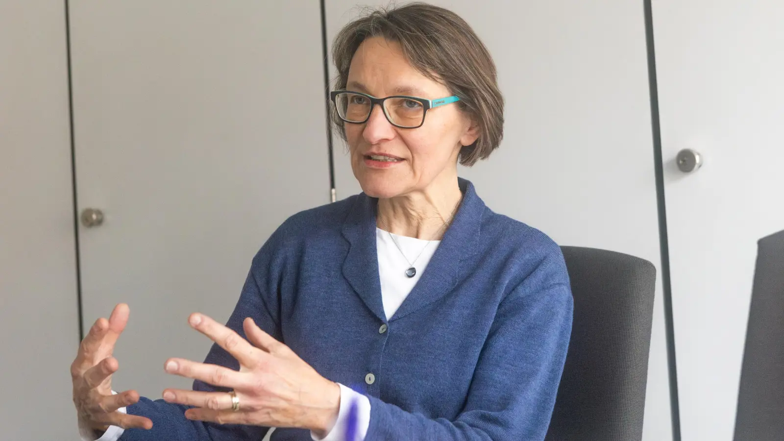 Die ÖDP-Landratskandidatin Maria Hetzel möchte den ÖPNV im Landkreis attraktiver machen und so die Nachfrage erhöhen.  (Foto: Evi Lemberger)