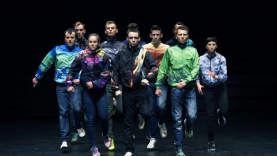 Das französische Kollektiv (La)Horde tritt bei der Eröffnungsfeier des International Dance Festivals München auf. (Foto: -/International Dance Festival München/dpa)
