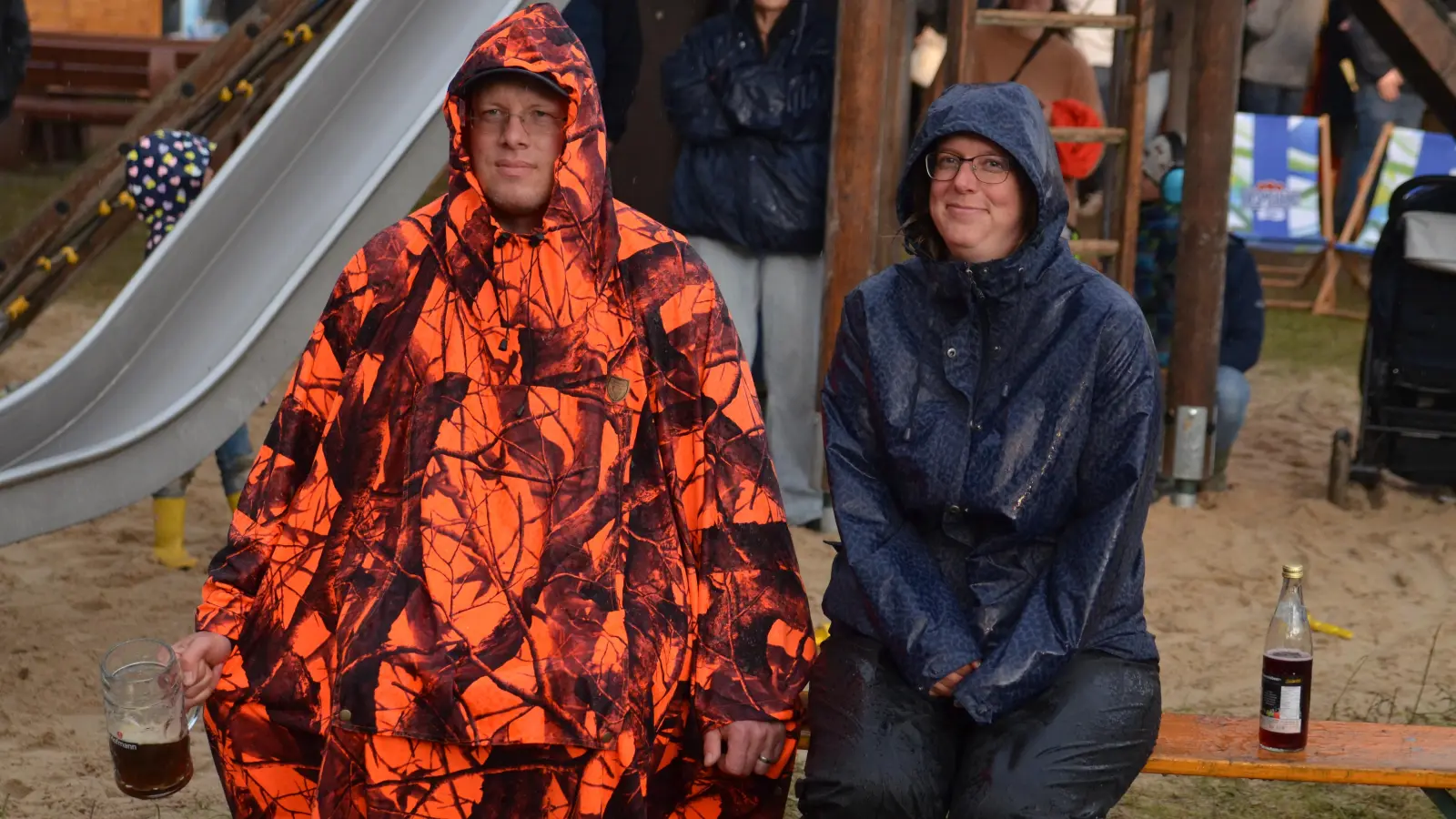 Gute Laune unter Schirm und Regencape. (Foto: Yvonne Neckermann)