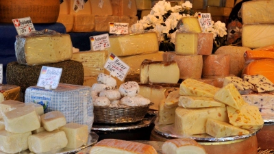 Käse gehört seit Jahren zu den beliebtesten Lebensmitteln aus dem Freistaat - gerade auch außerhalb Bayerns. Unter der Dachmarke „Genuss Bayern“ sollen die Herkunft und Qualität bayerischer Spezialitäten für Verbraucher einfacher erkennbar werden. (Illustration) (Foto: Frank Leonhardt/dpa)