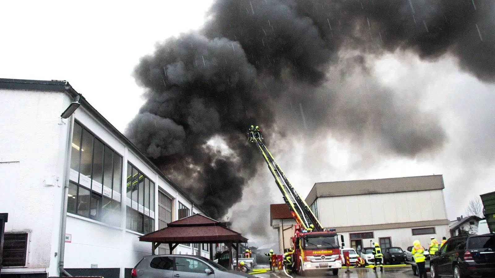Die Feuerwehr brachte den Brand unter Kontrolle. (Foto: Josef Reisner/dpa)