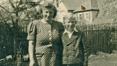 In der neuen Heimat angekommen. Adolf Schilling und seine Mutter Maria im Pflanzwasen in Markt Erlbach. Dort befand sich bis 1955 das „Übergangsdomizil” der Familie im „alten Schießhaus”.  (Foto: Privatarchiv Adolf Schilling)