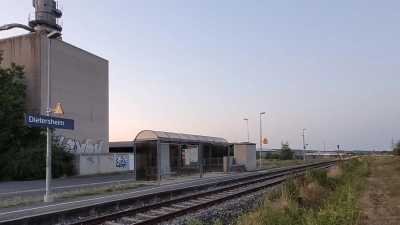 Der Bahnsteig in Dietersheim könnte vielleicht bald auf die andere Seite der Schienen verlegt werden. (Foto: Nina Daebel)