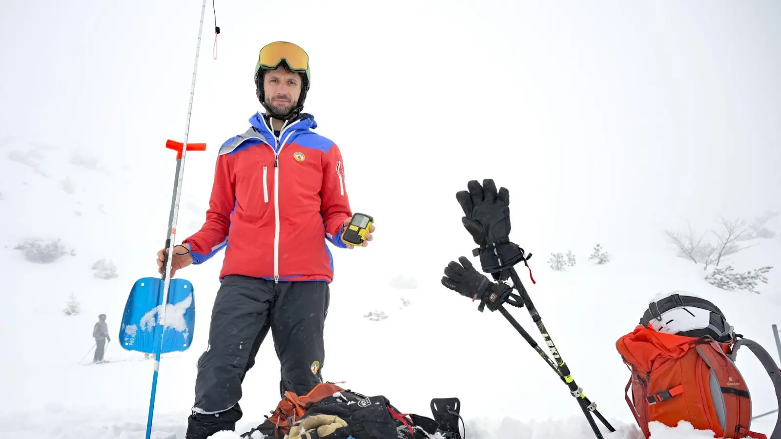 Eine Sonde zum Orten von Verschütteten unter dem Schnee und eine Schaufel gehören zur Grundausrüstung abseits der Piste. (Foto: Malin Wunderlich/dpa)