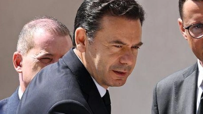Portugals Ministerpräsident Luis Montenegro erweist Diogo Jota und seinem Bruder die Ehre. (Foto: Pa/PA Wire/dpa)