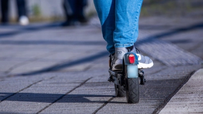 Viele Unfälle mit E-Scootern kommen aufgrund von Alkoholeinfluss zustande. (Symbolbild) (Foto: Jens Büttner/dpa)