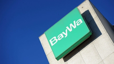 Das Logo der BayWa AG an der Firmenzentrale in München. (Foto: Andreas Gebert/dpa/Archivbild)