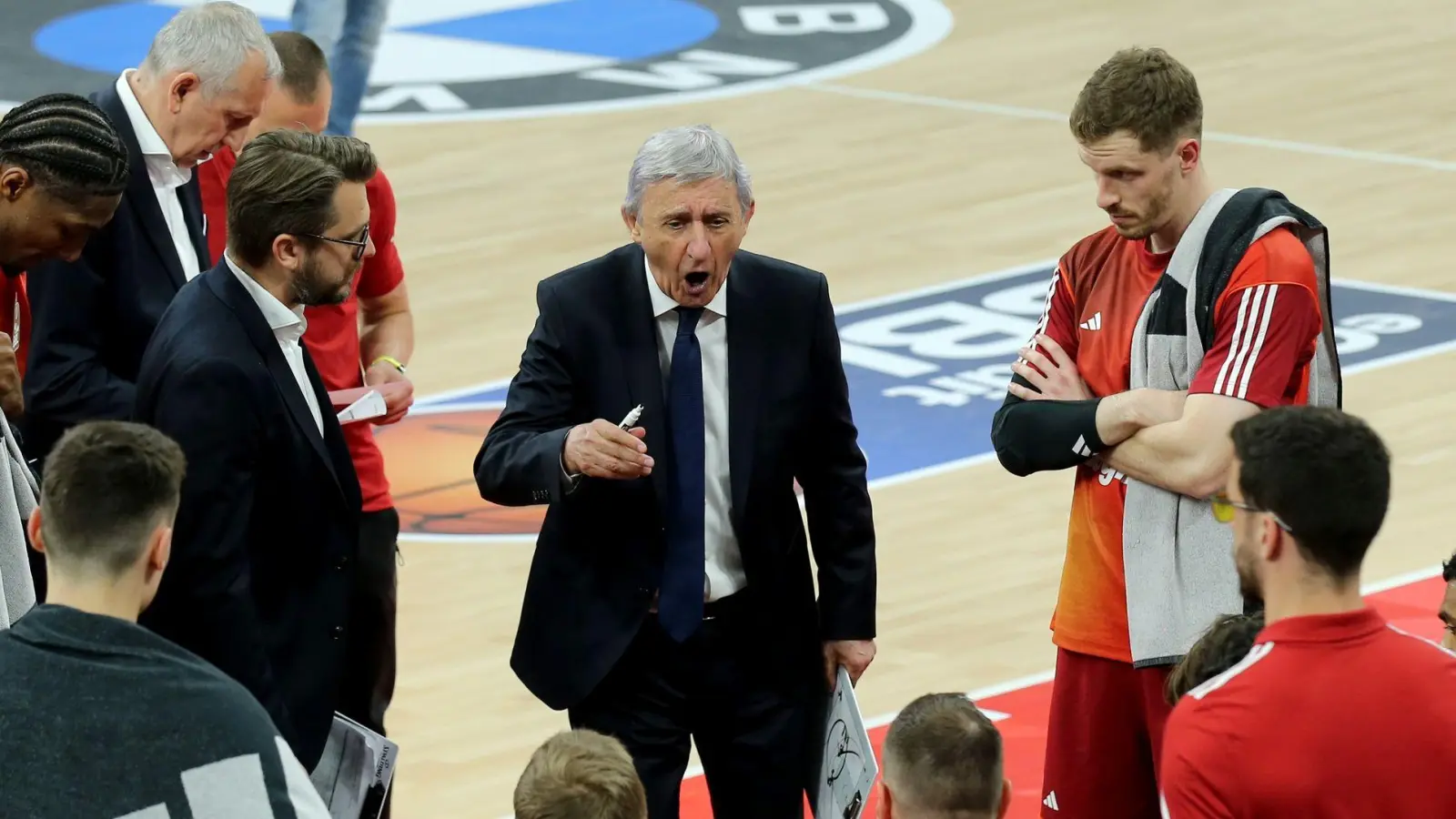 Trainer Svetislav Pesic feierte mit Bayern einen Sieg im Spitzenspiel gegen Berlin  (Foto: Matthias Stickel/dpa)