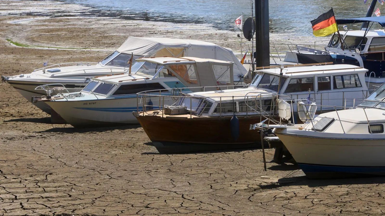 Die Wasserstände im Rhein sind wegen der anhaltenden Trockenheit stark gesunken.  (Foto: Thomas Frey/dpa)