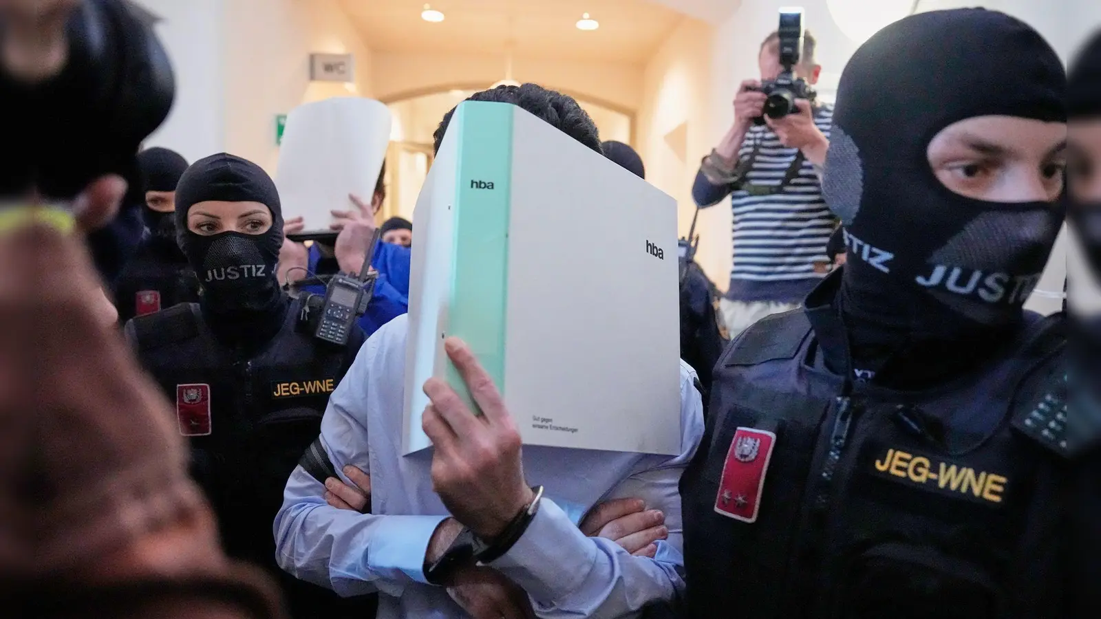 Unter strengen Sicherheitsvorkehrungen hat der Prozess um die wegen Terrorgefahr abgesagten Taylor-Swift-Konzerte 2024 begonnen.  (Foto: Matthias Schrader/AP/dpa)