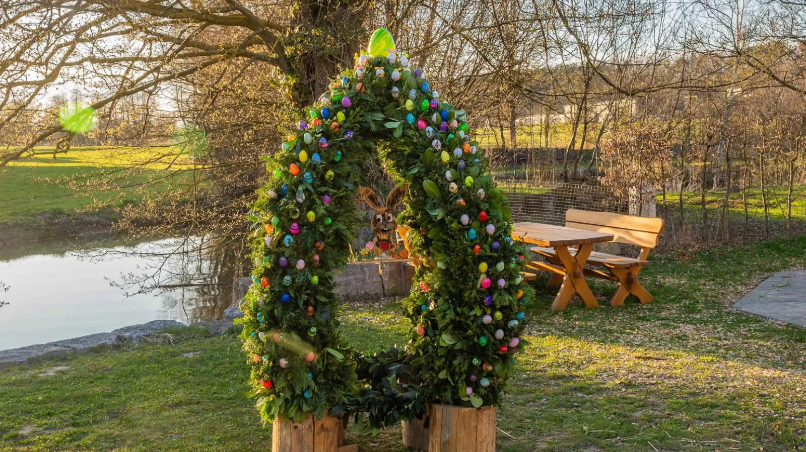 Einige Frauen der Dorfgemeinschaft haben im Ortsteil Diebach liebevoll Osterschmuck gestaltet und ihn auf der Freifläche beim Dorfgemeinschaftshaus aufgestellt. (Foto: Johann Schmidt)