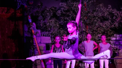 Ihr Programm für die Aufführung beim Circus Starlight in Feuchtwangen hatten 40 Kinder und Jugendliche eine Woche lang einstudiert. In Anerkennung dieser konzentrierten Arbeit spendete das Publikum kräftigen und lang anhaltenden Applaus.  (Foto: Günter Schmidt)