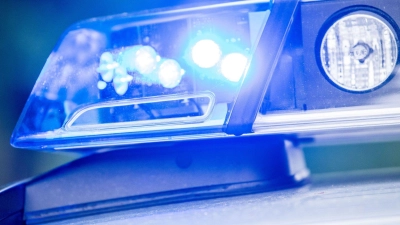 Der Fahrer einer Arbeitsmaschine ist am Dienstag zu weit in den Gegenverkehr geraten. Es kam zu einem Unfall. (Symbolbild: Lino Mirgeler/dpa/Symbolbild)