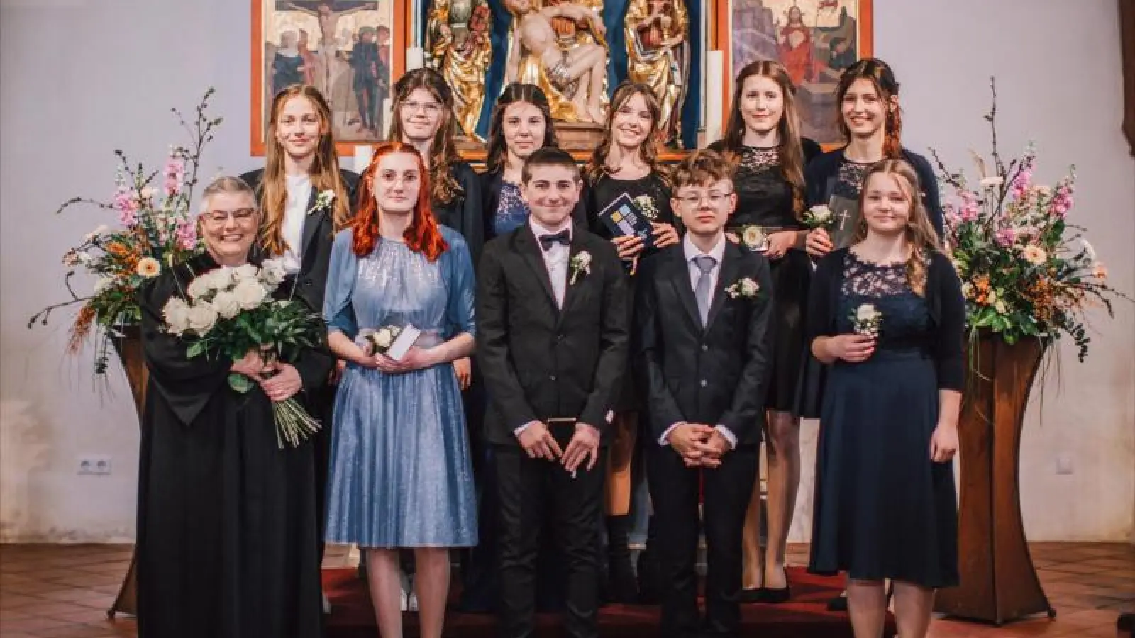 In der St. Georgskirche in Oberampfrach feierten zehn Jugendliche mit Dekanin Uta Lehner ihre Konfirmation. (Foto: Constanze Ibram Bassia)