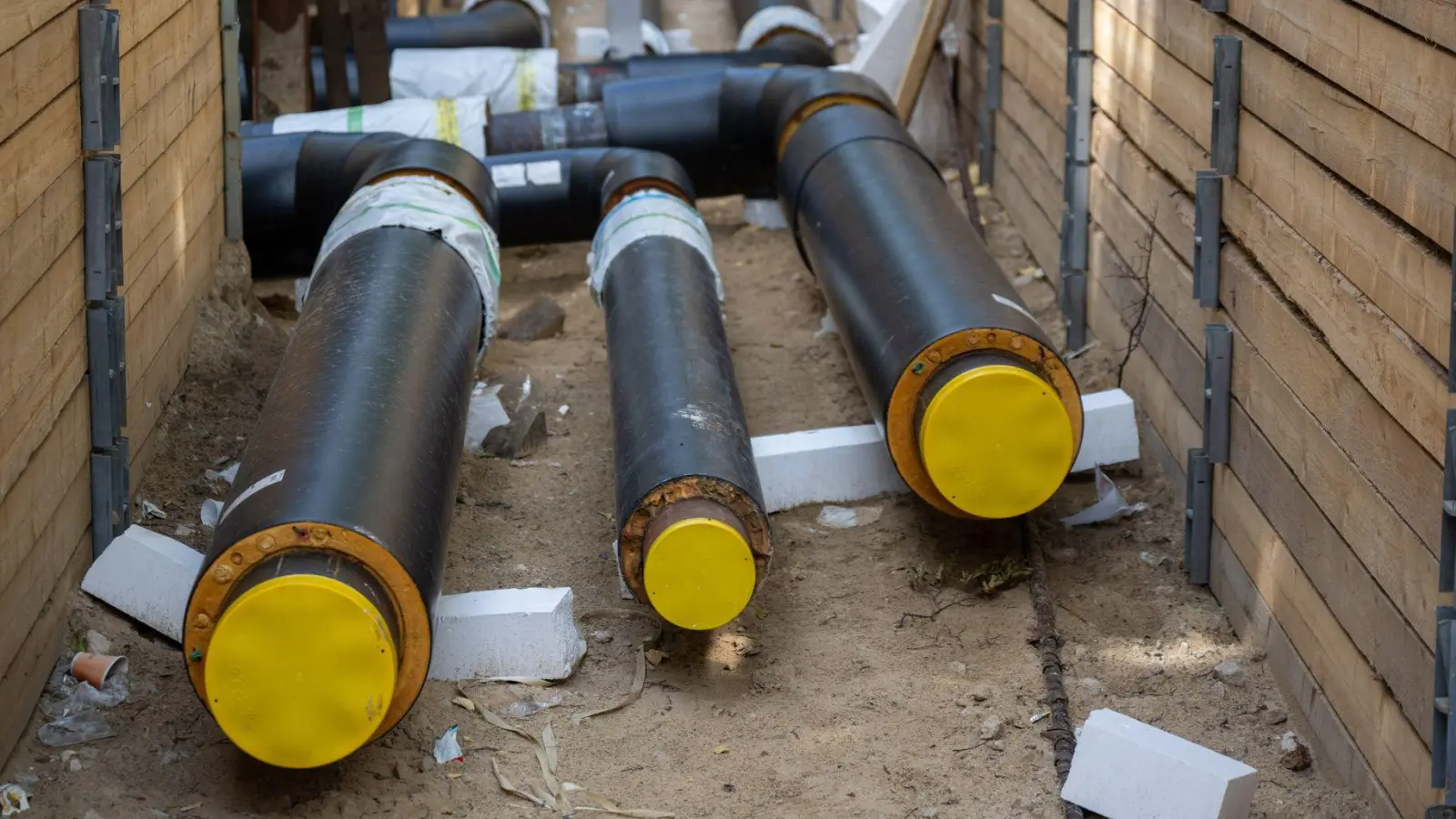 Bisher ist es für Kunden schwer zu entschlüsseln, wie Fernwärmepreise zustandekommen. (Foto: Monika Skolimowska/dpa)