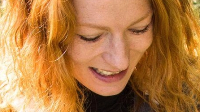 Sicher mähen und schneiden: Elektrogeräte im Garten sollten nur bei trockenen Bedingungen verwendet werden. (Foto: Christin Klose/dpa-tmn)