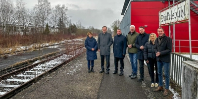 Ortstermin am stillgelegten Bahngleis: Mit dem Bayerischen Verkehrsminister Christian Bernreiter (Dritter von links) diskutierten OB Dr. Christoph Hammer, CSU-Stadträtin Kyra Hofmann, JU-Kreisvorsitzender Valentin Huber, MdB Artur Auernhammer (von rechts), Bürgermeisterin Nora Engelhard und CSU-Fraktionsvorsitzender Klaus Huber (von links) über die Chancen der Reaktivierung der Linie von Dombühl nach Wilburgstetten. (Foto: Martina Haas)
