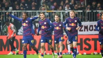 Leipzigs Yan Diomande (l,) jubelt nach seinem Treffer beim FC St. Pauli. (Foto: Christian Charisius/dpa)