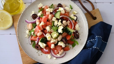 Griechischer Klassiker: Der Bauernsalat vereint knackig-frisches Gemüse mit mediterranen Aromen. (Foto: Julia Uehren/loeffelgenuss.de/dpa-tmn)