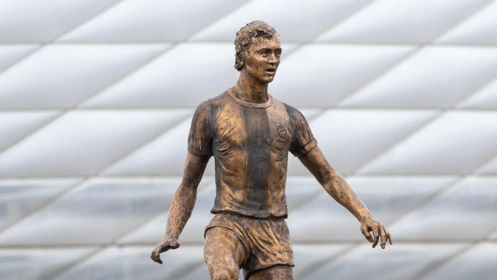 Franz Beckenbauer steht jetzt als in Bronze gegossenes Denkmal vor der Allianz Arena des FC Bayen München. (Foto: Leonie Asendorpf/dpa)