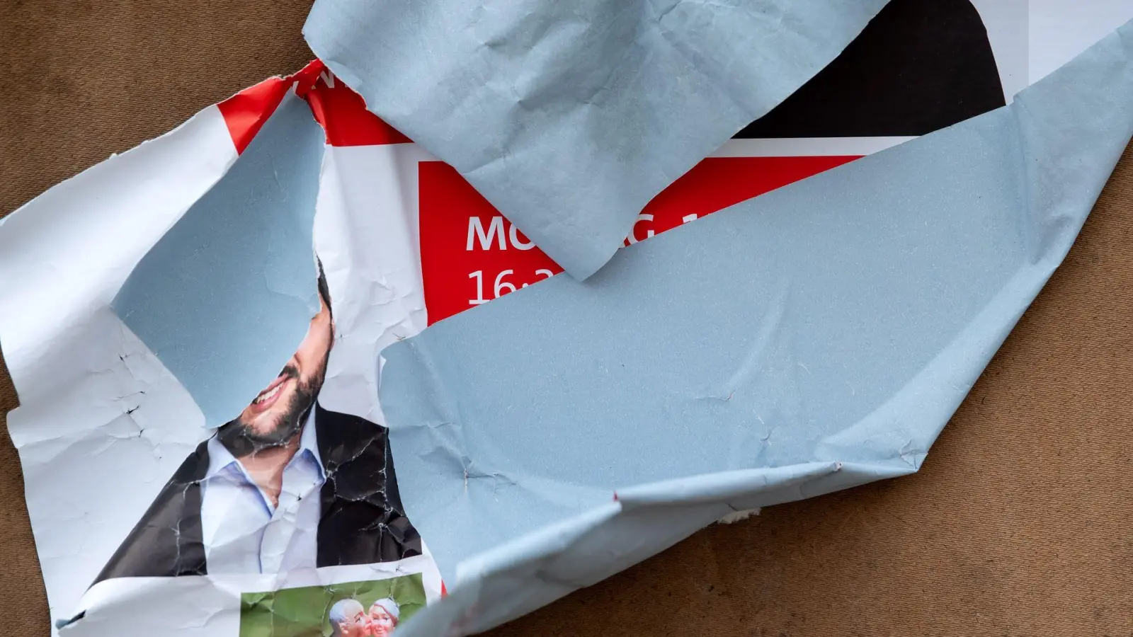 Zerstörte Wahlplakate, aber auch Gewaltdelikte: Politiker werden oft zur Zielscheibe. (Symbolbild) (Foto: Sven Hoppe/dpa)