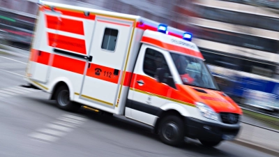 Ein Krankenwagen bringt das verletzte Kind in eine Klinik. (Symbolbild) (Foto: Nicolas Armer/dpa)