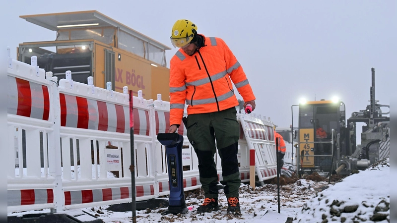 Bauleute arbeiten an einer Horizontalbohrung für die Stromtrasse Suedlink bei Wasungen.  (Foto: Martin Schutt/dpa)