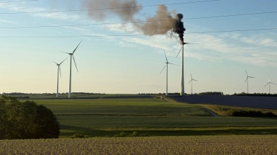Schwarzer Rauch ging vom Windrad an der A7 aus. (Foto: Pascal Höfig/NEWS5/dpa)