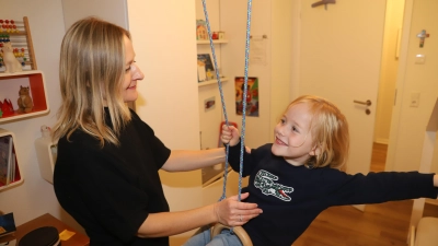 Mit Mama zu spielen und zu toben, macht natürlich immer Spaß. Doch gerade in den Zeiten, in denen Elternteile arbeiten, ist es wichtig, dass die Mädchen und Jungen gut betreut sind. (Foto: Oliver Herbst)