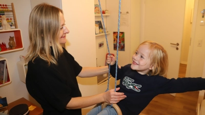 Mit Mama zu spielen und zu toben, macht natürlich immer Spaß. Doch gerade in den Zeiten, in denen Elternteile arbeiten, ist es wichtig, dass die Mädchen und Jungen gut betreut sind. (Foto: Oliver Herbst)