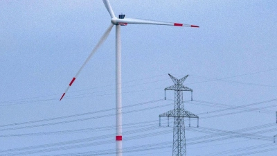 Eine Windkraftanlage und Hochspannungsleitungen in NRW. (Foto: Thomas Banneyer/dpa)