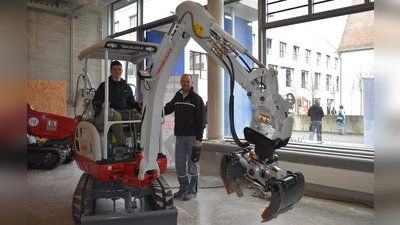 Die Gelegenheut mit einem kleinen Bagger zu fahren, bot sich am Bautechnikstandort. (Foto: Ute Niephaus)
