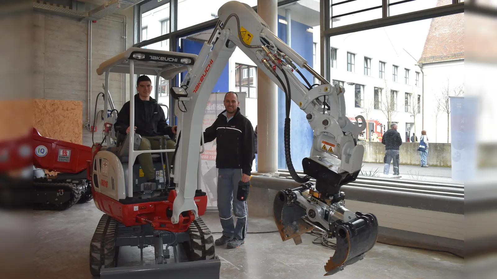 Die Gelegenheut mit einem kleinen Bagger zu fahren, bot sich am Bautechnikstandort. (Foto: Ute Niephaus)