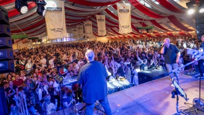 Massen auf dem Festplatz, dichtes Gedränge wie hier beim Radspitz-Konzert auch im Festzelt: Angesichts so vieler Personen auf engstem Raum, hatte die Polizei vergleichsweise wenig zu tun – Neustadts Kerwa machte ihrem Ruf als friedliches Familienfest wieder einmal alle Ehre.  (Foto: Mirko Fryska)